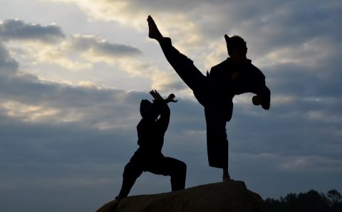 ternyata-seni-bela-diri-yang-satu-ini-pakai-senjata-loh-bro-749be3